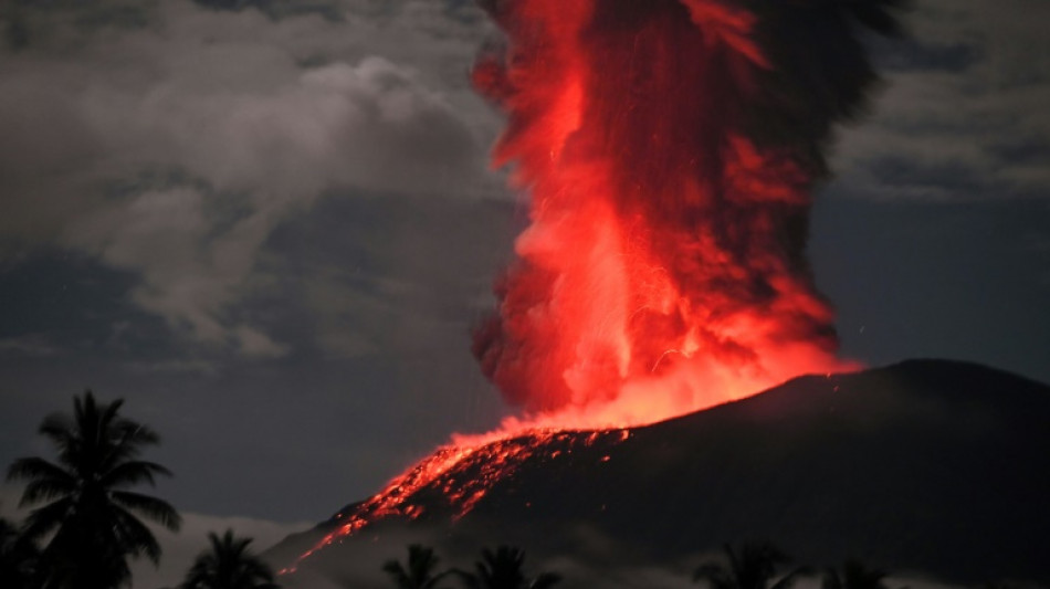 Eruption du mont Ibu en Indonésie