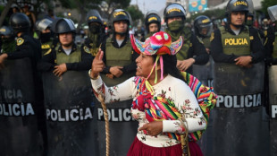 Congreso de Perú mantiene el suspenso sobre elecciones con movilizaciones sin cese