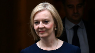 Liz Truss assume ses baisses d'impôts "controversées" malgré le désavoeu des marchés