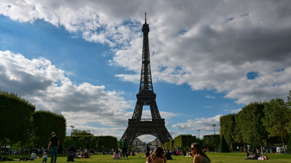 Policía evacúa la Torre Eiffel por amenaza de bomba