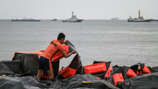 Guardacostas de Filipinas intentan contener una marea negra tras el naufragio de un petrolero