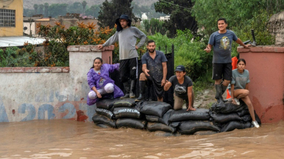 "Se llevó toda mi casa": las lluvias arruinan a familias del este de Lima 