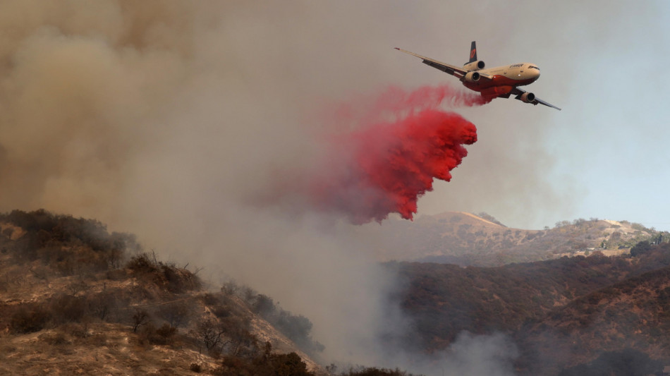 Nuovo vasto incendio scoppiato a nord di Los Angeles