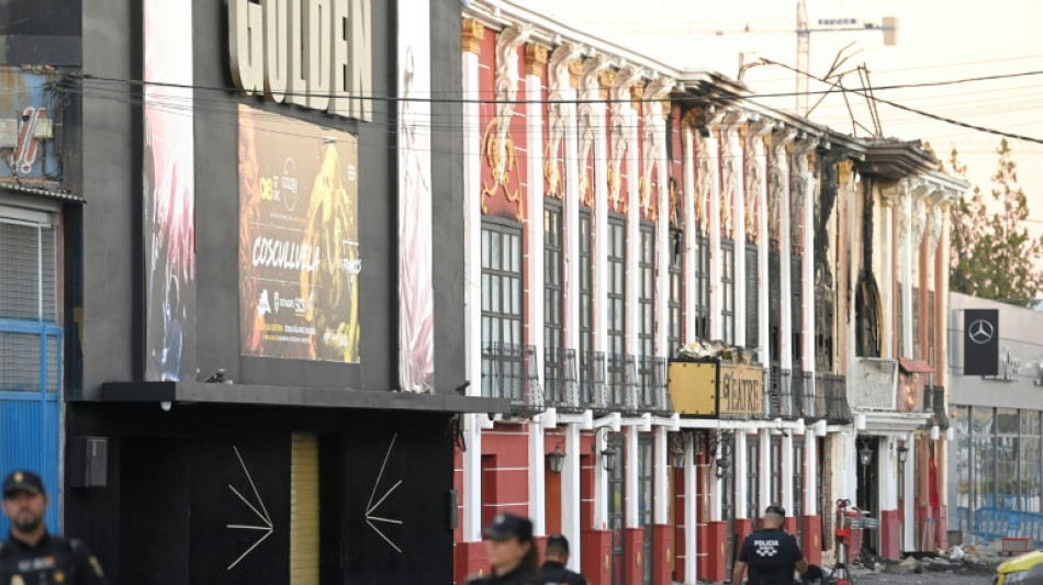 Los bomberos revisan los escombros tras el incendio que dejó 13 muertos en una discoteca española