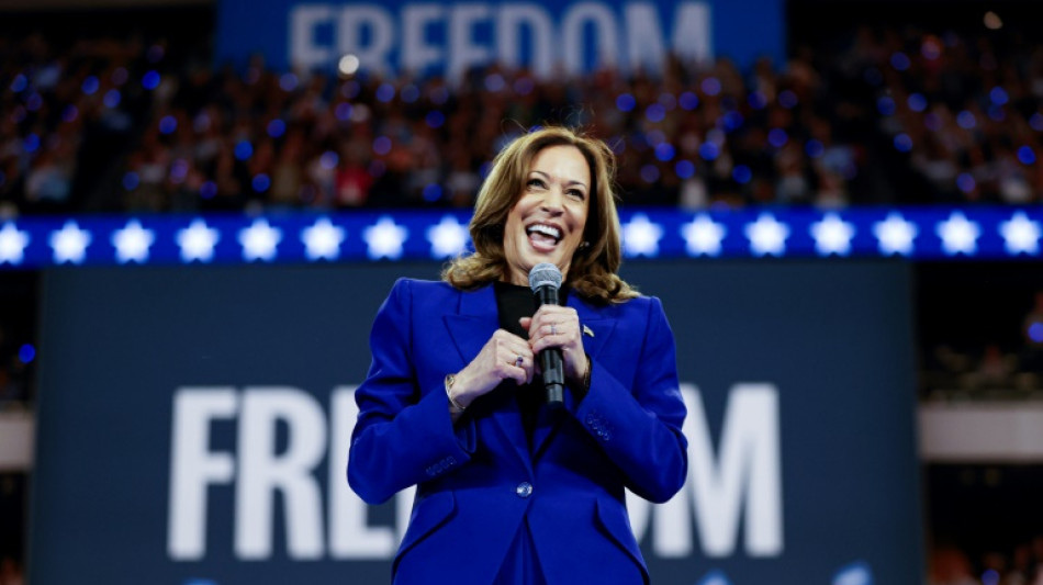 Delegados demócratas nominan a Kamala Harris en fiesta partidista