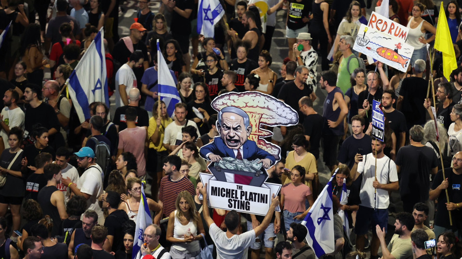 Migliaia di manifestanti bloccano le strade a Tel Aviv