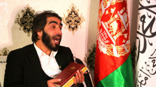 Interdiction aux femmes afghanes d'étudier: un professeur déchire ses diplômes