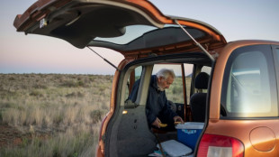 El periodista de 90 años que reparte periódicos en el desierto de Sudáfrica