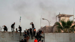 Incendian embajada sueca en Irak en protesta por quema del Corán prevista en Estocolmo