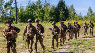 Voluntarios letones se entrenan con armas ante una Rusia "imprevisible"