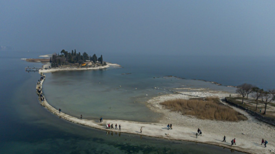 Un îlot du lac de Garde, symbole de la sécheresse frappant l'Italie