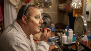 Plumes et paillettes: un cabaret drag queen dans le far west sud-africain