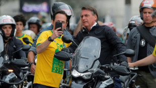 A pie y en moto, Lula y Bolsonaro cierran campaña en Brasil