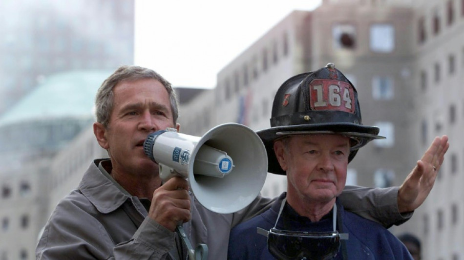 Bombero del 11-S que posó con Bush en fotos icónicas muere a los 91 años