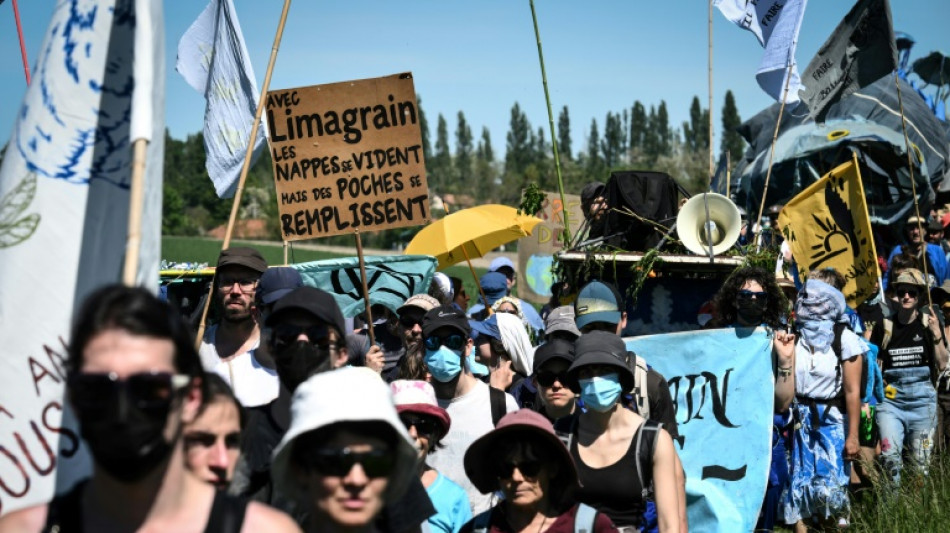 "Bassine arrière!": des milliers d'opposants à un projet de "mégabassines" dans le Puy-de-Dôme