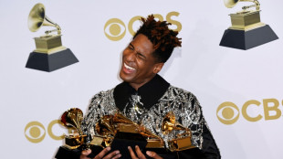 Jon Batiste brilla y arrasa en unos Grammys que dieron tribuna a Zelenski