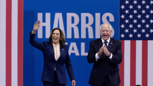 Harris presenta 'coach Walz', "siamo il futuro degli Usa"