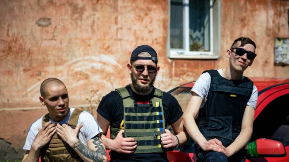 Música tecno bajo las bombas: los repartidores locos de Járkov