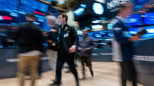 Wall Street débute dans le rouge, les taux obligataires grimpent