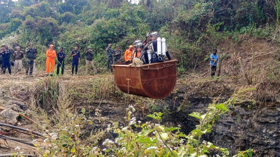 Socorristas indios intentan llegar a los mineros atrapados bajo tierra