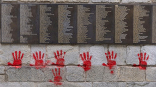 Detienen a tres búlgaros por pintar manos rojas en el museo de la Shoah en París