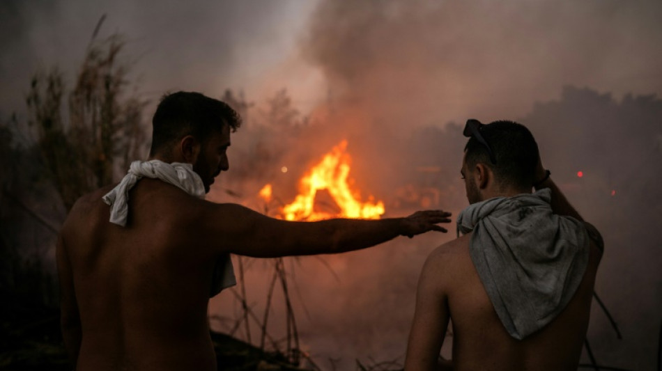 Bombeiros registram primeiros progressos em luta contra grande incêndio perto de Atenas