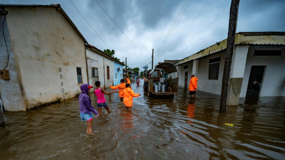 Cuba a oscuras tras paso del poderoso huracán Ian, que va rumbo a Florida