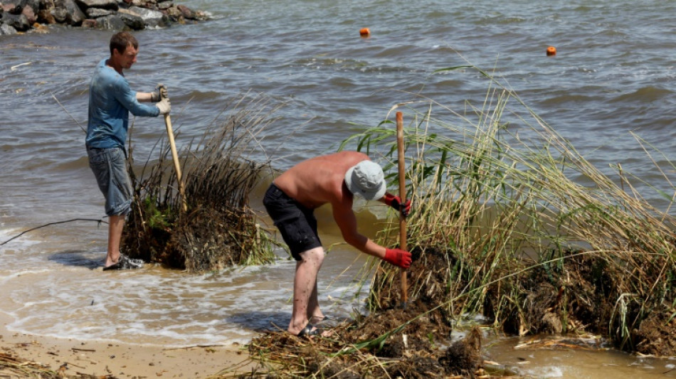 Bombardeos e inundaciones alejan a los veraneantes de las playas ucranianas de Odesa