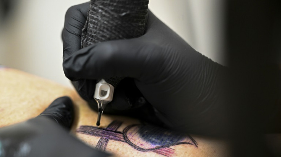 Renascer em um salão de tatuagens: quando a tinta cura feridas do tráfico sexual nos EUA