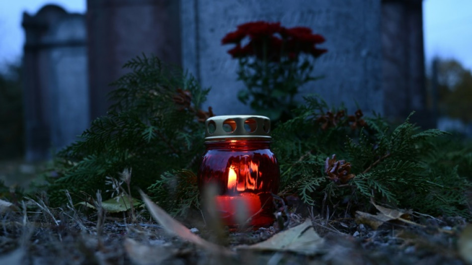 Unbekannte stehlen und beschädigen 150 Grablampen auf Friedhof in Nordrhein-Westfalen