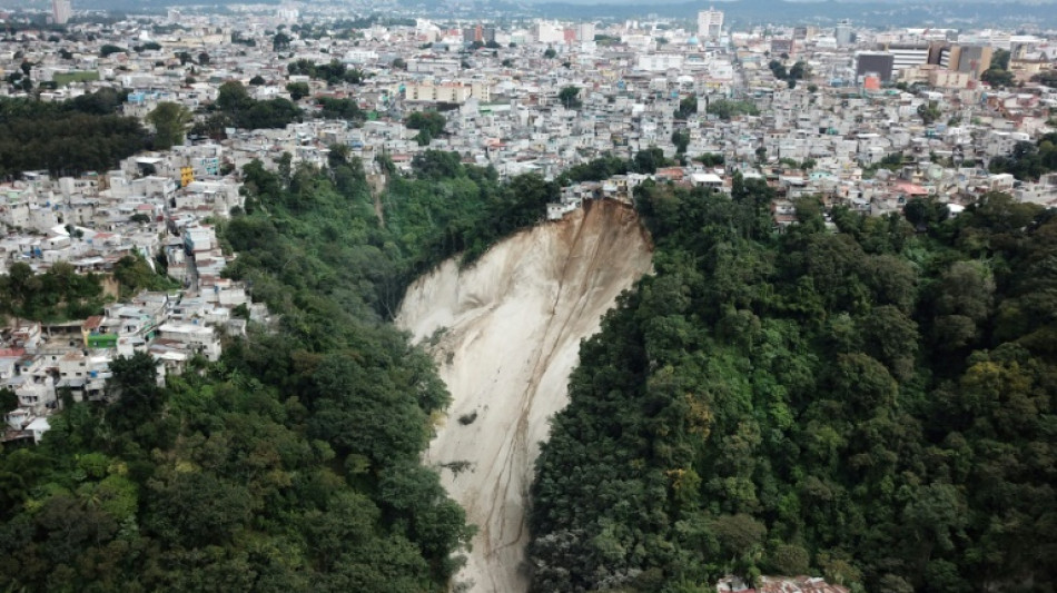 Seis desaparecidos por derrumbe de ladera en capital de Guatemala