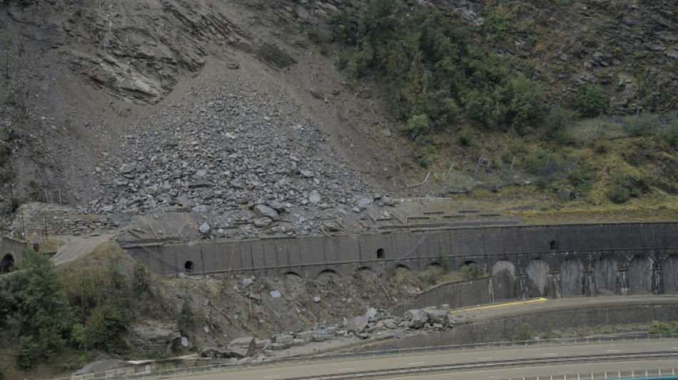 Eboulement en Savoie: réouverture de l'autoroute, le train attendra