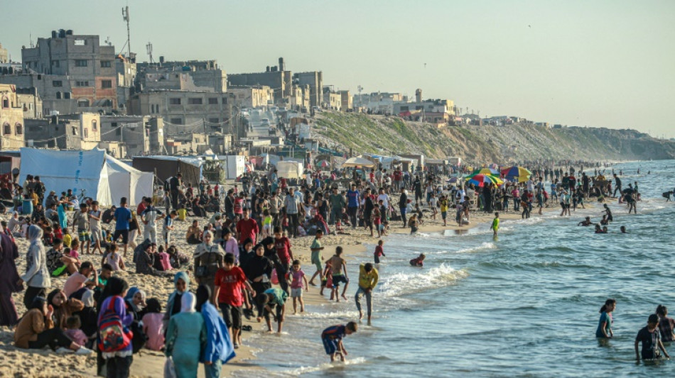 Los gazatíes se dan un respiro en la playa, como antes de la guerra