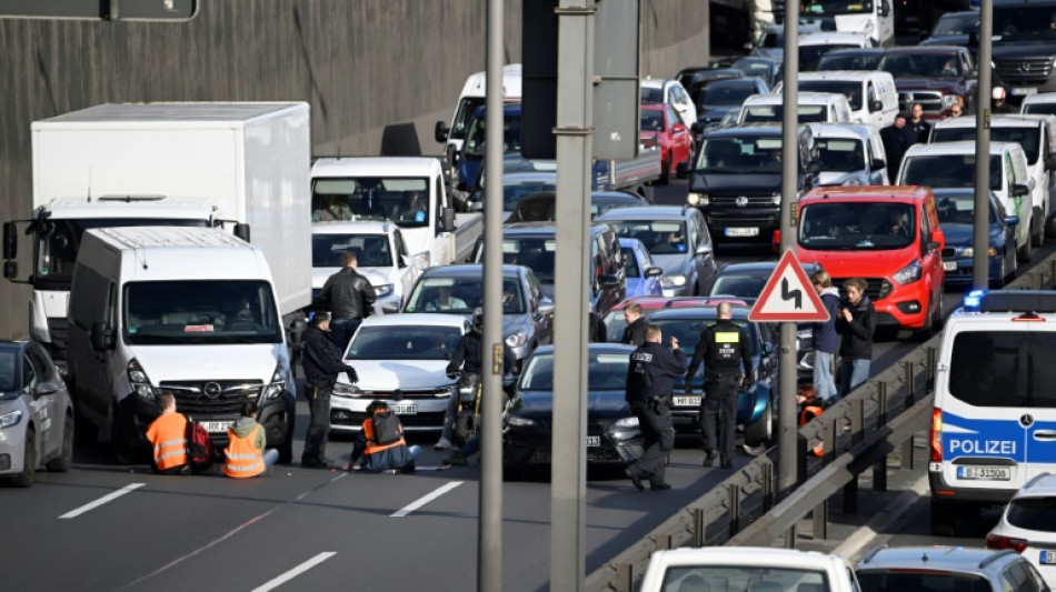 Climate activists stop Berlin traffic to pressure goverment