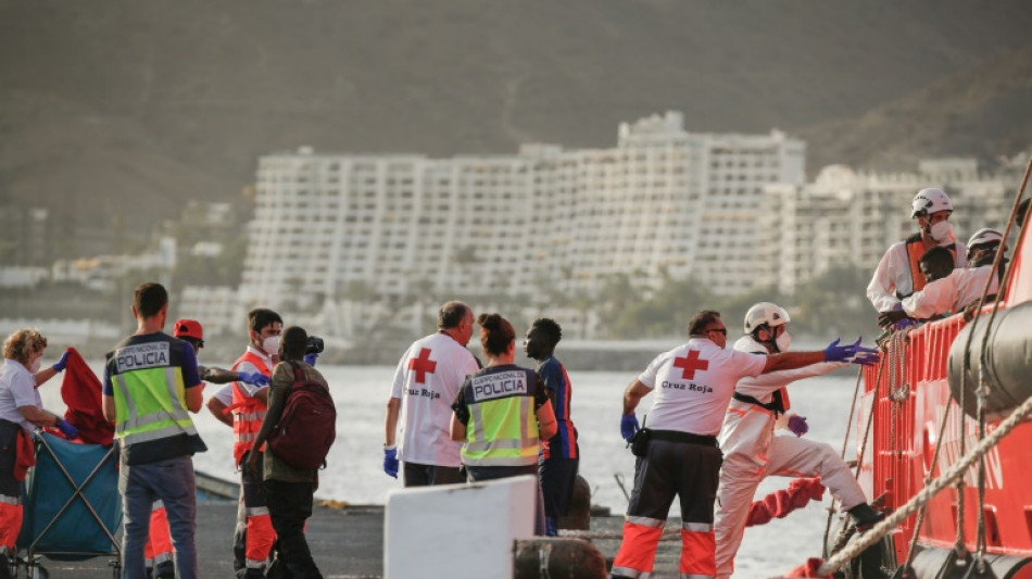 Rescatistas españoles continúan buscando a migrantes cerca de Canarias