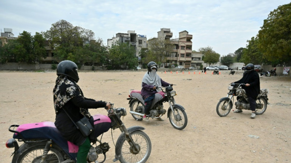 Au Pakistan, des femmes au guidon de motos bravent les traditions