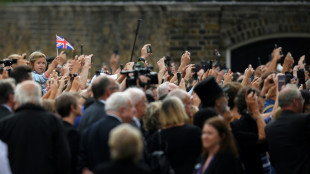 "God save the King": la muchedumbre aclama a Carlos III, recién proclamado rey