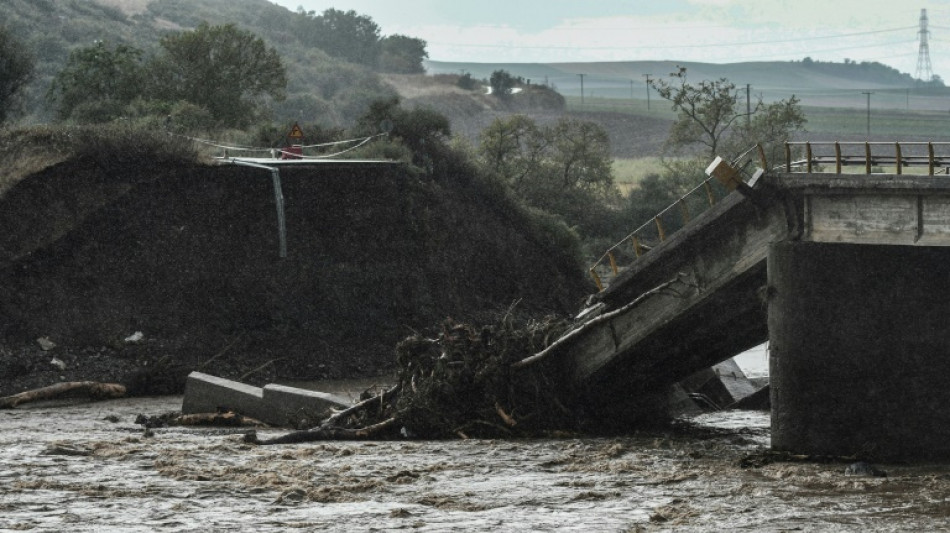 Grecia despliega helicópteros y lanchas para socorrer a vecinos atrapados en inundaciones