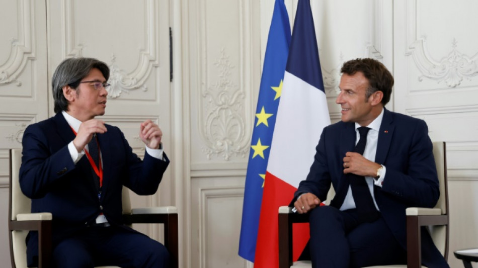 Emmanuel Macron reçoit plus de 200 patrons étrangers à Versailles et annonce 13 milliards d'euros d'investissements