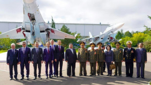 El líder norcoreano visita una fábrica de aviación militar en Rusia