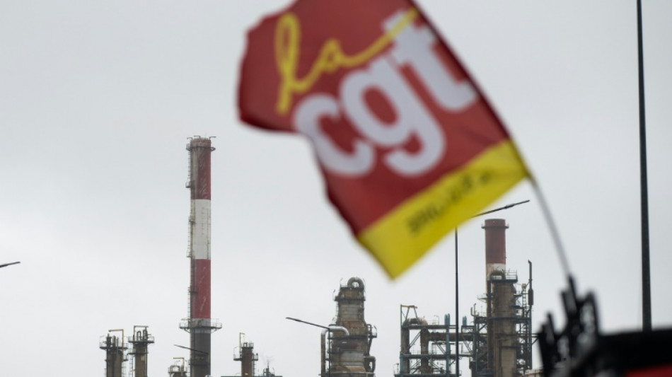 Retraites: la CGT Pétrole appelle à la grève, le gouvernement veut éviter le "bras de fer"