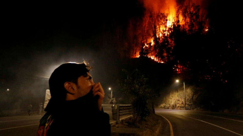 Quito enfrenta una situación "crítica" a causa de cinco incendios forestales simultáneos