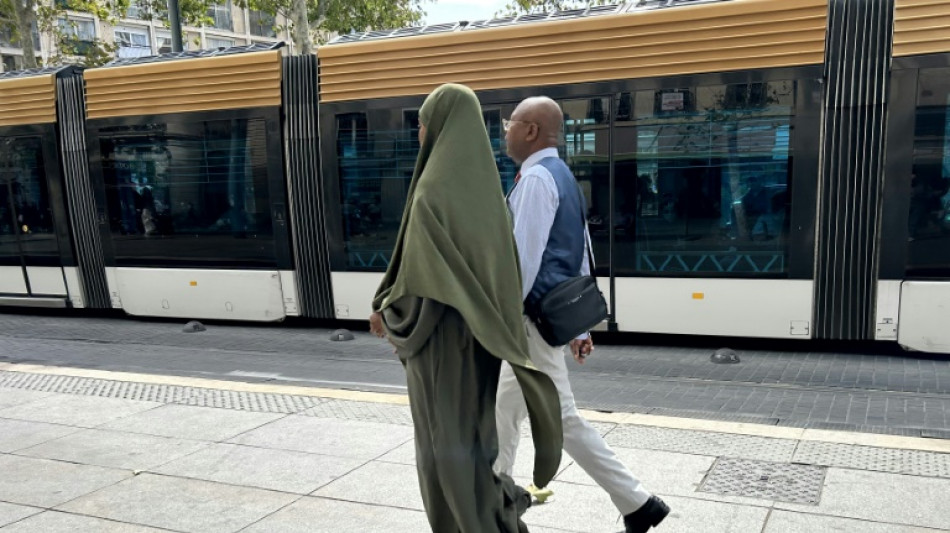 Los alumnos vestidos con abaya o qamis no entrarán en clase en Francia "a partir del lunes"